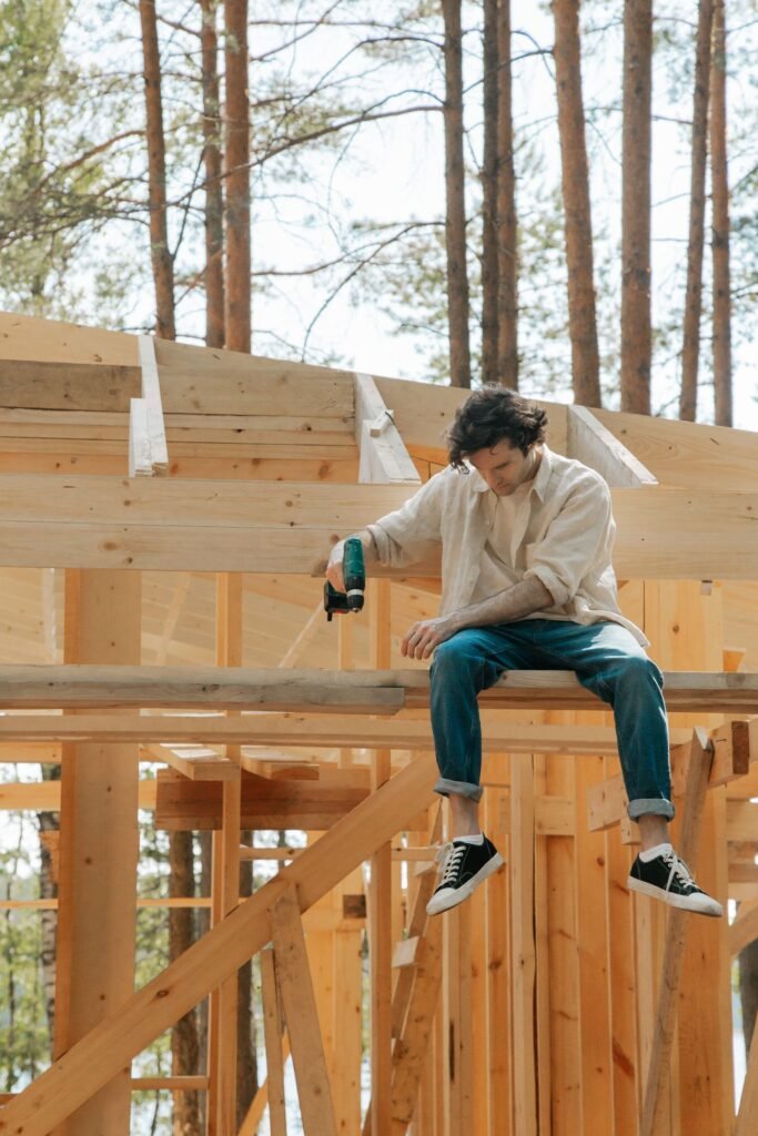 Charpentier travaillant sur une charpente en bois